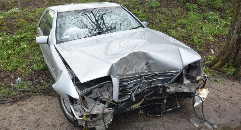 Przodkowo. Mercedes uderzył w drzewo