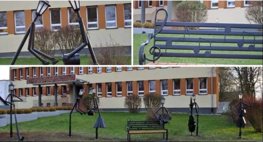 Kartuzy. Przy szkole muzycznej pojawiły się lampy w kształcie kaszubskich instrumentów