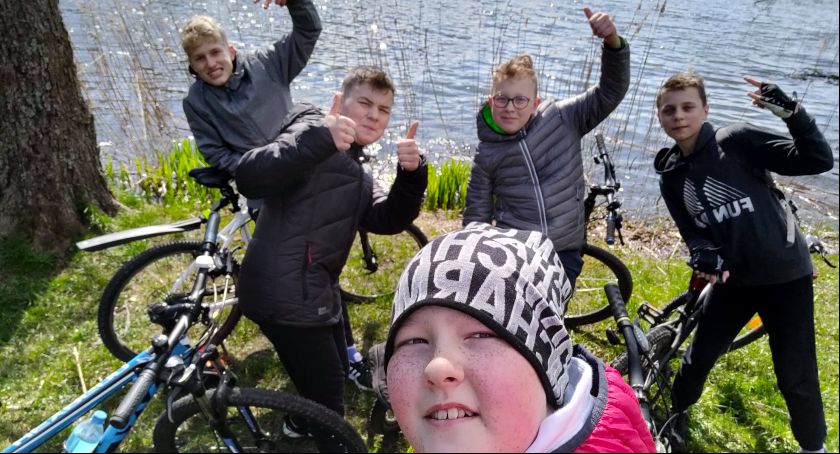 Uczniowie, rodzice i nauczyciele wsiedli na dwa kółka - Rowerowy Maj w kartuskiej Jedynce