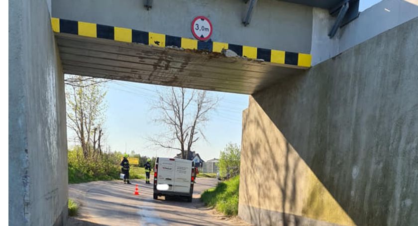 Rębiechowo. Koparko-ładowarka zahaczyła o wiadukt