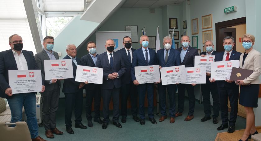 Umowy z wojewodą o dofinansowanie na przebudowę dróg podpisane