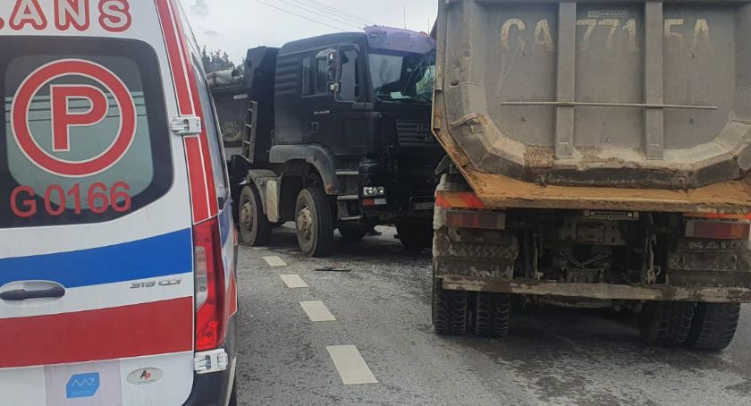 Kamienica Szlachecka. Czołowe zderzene dwóch ciężarówek