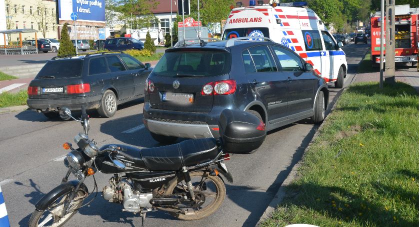 Kartuzy. Zderzenie volkswagena ze skuterem - jedna osoba ranna