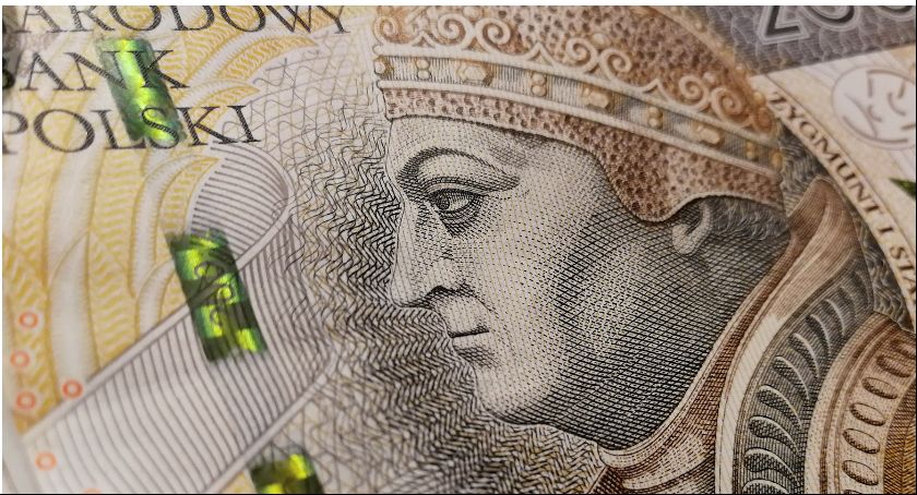 Zapłacił za zakupy fałszywymi banknotami - grozi mu 8 lat