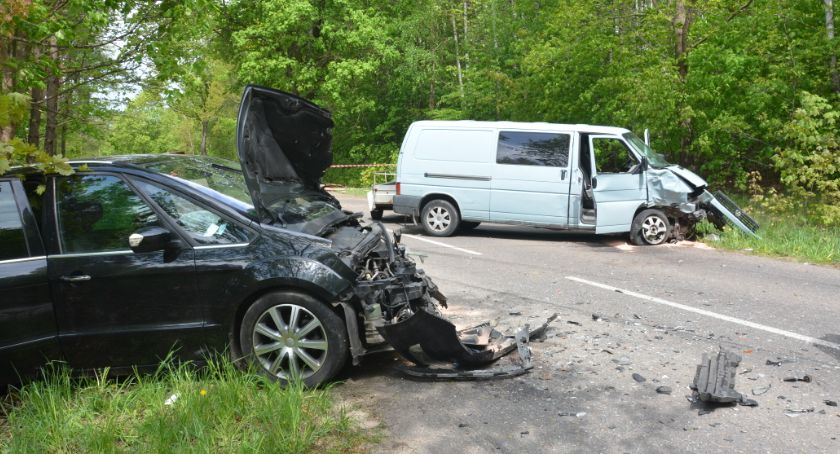 Gowidlino. Zderzenie osobówki z busem - dwie osoby ranne, w tym dziecko