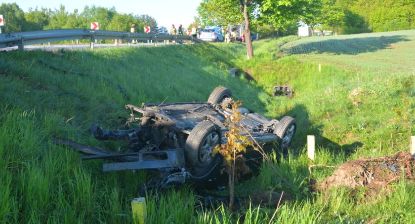 Egiertowo. Golf zderzył się z Iveco i dachował na K20