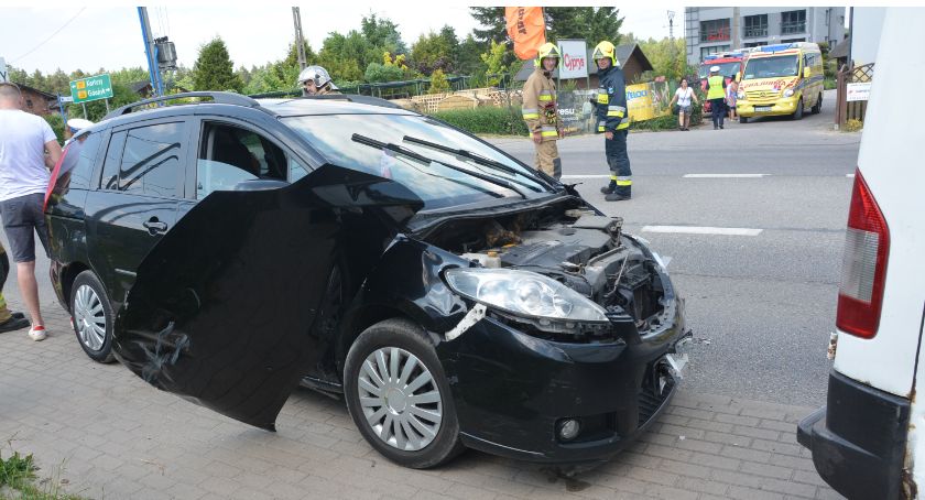 Dzierżążno. Zderzenie mazdy z busem