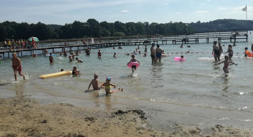 Bezpieczne wakacje nad wodą. Policjanci radzą, jak bezpiecznie wypoczywać 