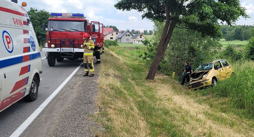 Egiertowo. Matiz dachował na poboczu - poszkodowana kobieta