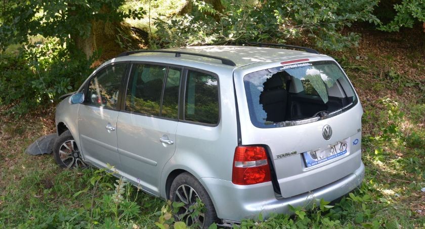 Miechucino. VW Touran wypadł z drogi - ranny pasażer