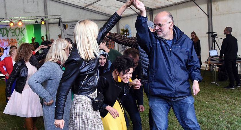 Potańcówka, truskawkogranie i festiwal dobrego jedzenia - sprawdź, co będzie się działo w weekend