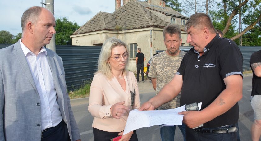 Mieszkańcy: Czujemy się oszukani przez wójta. Trwa protest przeciwko sortowni odpadów w Somoninie