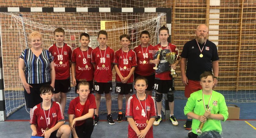 Młodzi szczypiorniści GKS Żukowa najlepsi podczas turnieju w Żukowie