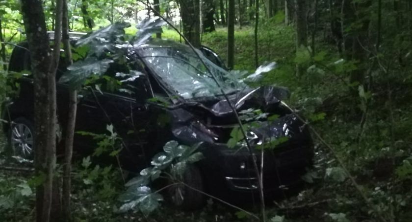 Złota Góra. Citroen spadł ze skarpy i dachował 