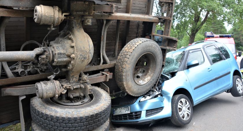 Klukowa Huta-Mściszewice. Skoda wjechała pod ciężarówkę