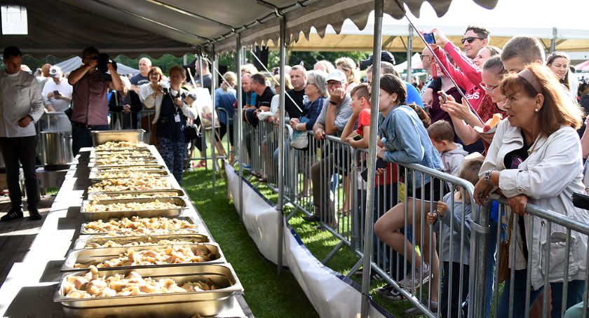 W Chmielnie padł kolejny rekord - ulepili ponad 2.500 pierogów z truskawkami!