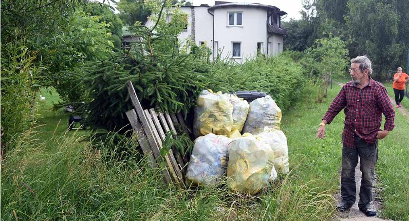 Od roku nikt nie odbiera śmieci z ich posesji - co na to gmina?