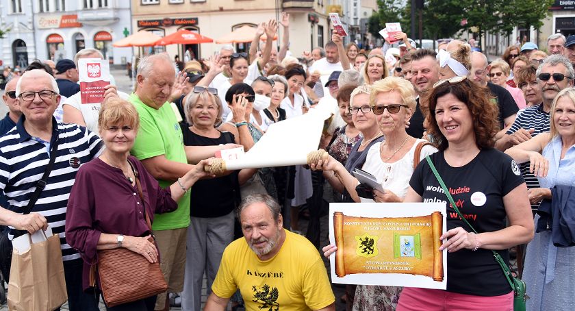 Tour de Konstytucja w Kartuzach - mieszkańcy rozmawiali o ustawie zasadniczej