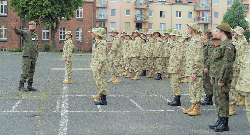 Absolwenci klas mundurowych z Żukowa szkolą się u terytorialsów w Malborku 