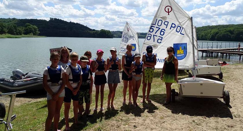 Członkowie Uczniowskiego Klubu Sportowego Gryf Goręczyno uczą się żeglować 