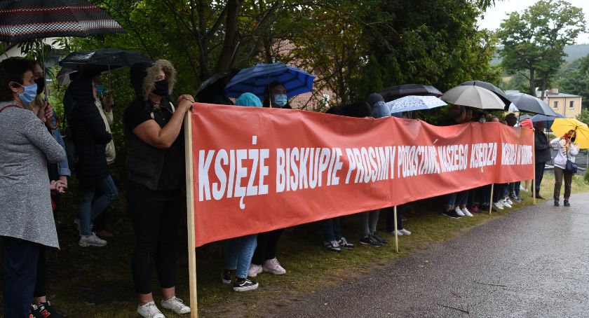 Parafianie z Borowa nadal walczą o swojego proboszcza - protestowali w Somoninie