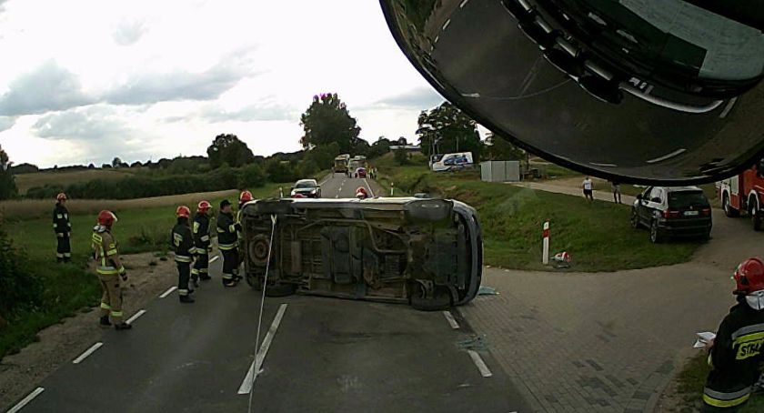 Pomieczyno. Zderzenie trzech pojazdów. Bus dachował