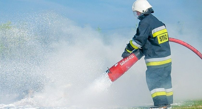 Ktoś podpalił pojemniki z używaną odzieżą. Znajdowały się w pobliżu sklepu