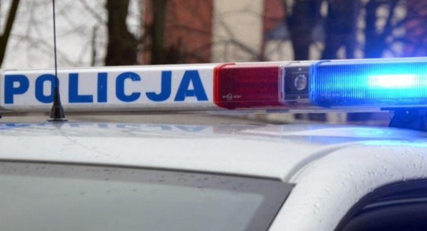 Leźno gm. Żukowo. Auto dachowało i znalazło się w rowie