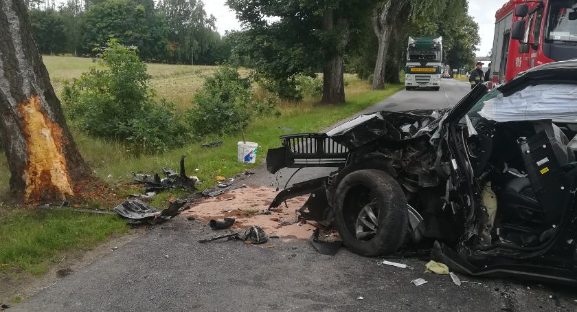 Gowidlino. BMW rozbiło się na drzewie 