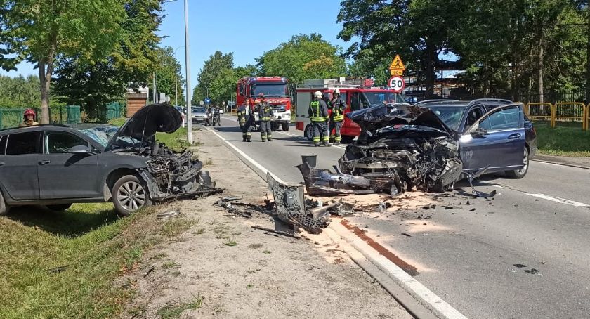 Miszewko. Najpierw zderzył się bocznie z mazdą, a później czołowo z volkswagenem