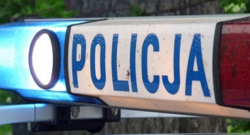 Wypadł z drogi i uderzył w maszynę rolniczą - był pijany