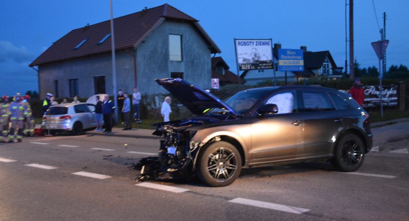 Dzierżążno. Zderzenie audi z golfem - jedna osoba poszkodowana