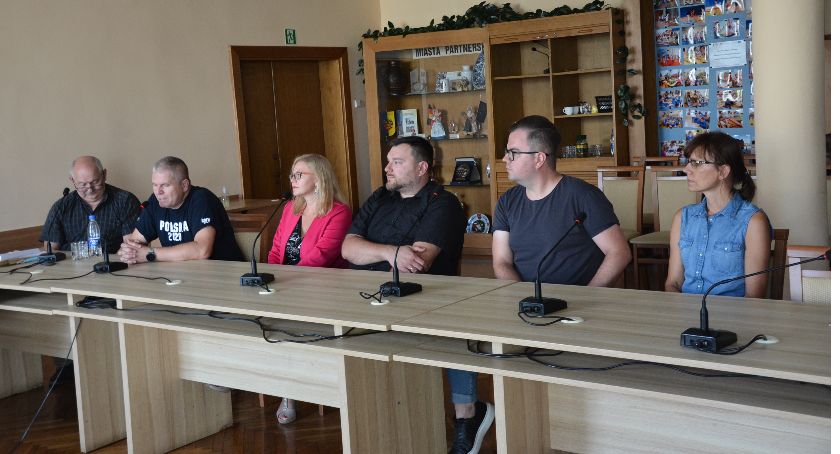 Leszno. Woda z pola zalewa im domy - przyszli po pomoc do gminy