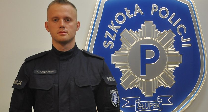 Posterunkowy Adrian Polejowski pośpieszył na pomoc uczestnikom wypadku