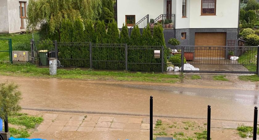 Leszno. Woda znów wdzierała się na ich posesje i zalewała drogę wojewódzką