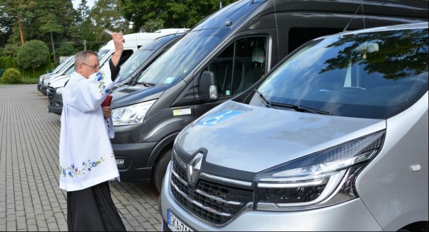 Powiat przekazał osiem nowych busów dla osób niepełnosprawnych
