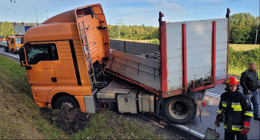 Rybaki. Ciężarówka wylądowała w rowie