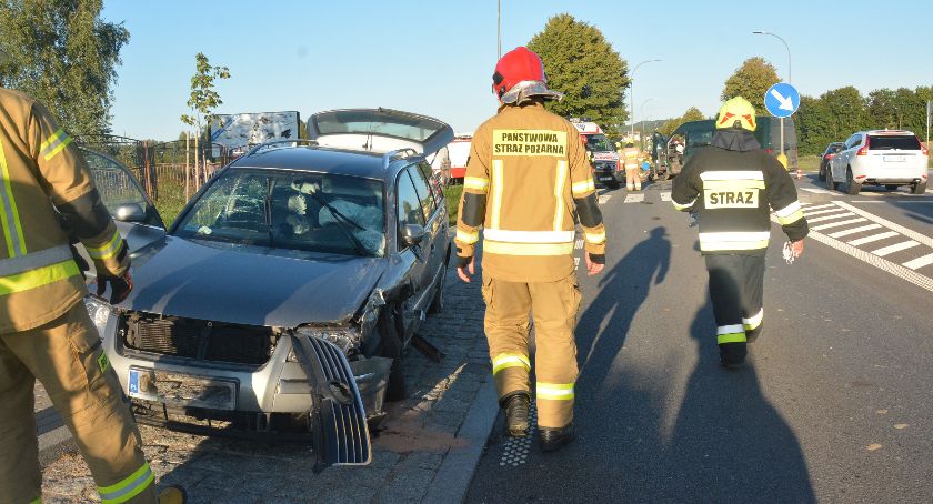 Kożyczkowo. Zderzenie busa z passatem