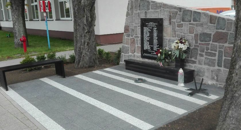 Pomnik pamięci pomordowanych nauczycieli po renowacji