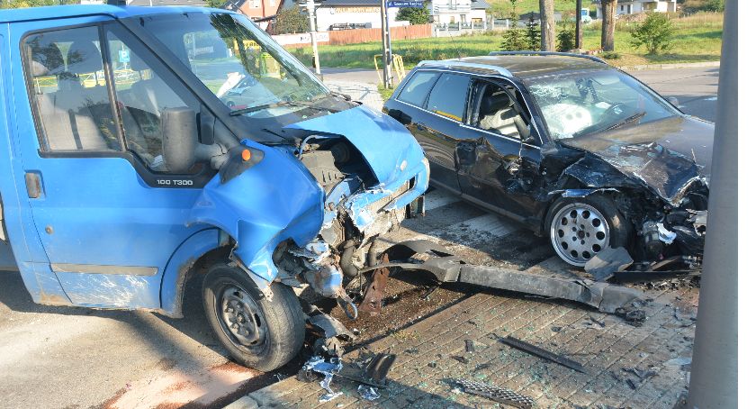 Smętowo Chmieleńskie. Zderzenie audi z samochodem dostawczym