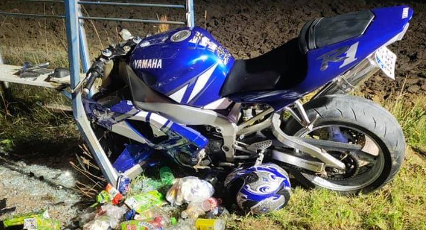 Pijany motocyklista wjechał w przystanek autobusowy 