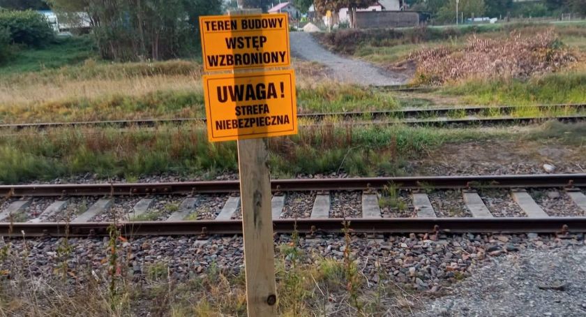 Niestępowo. Było przejście prowizoryczne, teraz nie ma go w ogóle?
