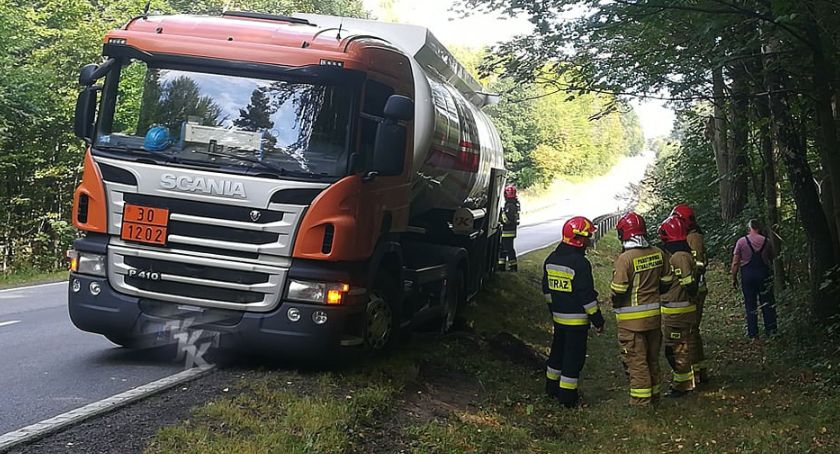 Egiertowo. Cysterna utknęła na poboczu - są utrudnienia w ruchu