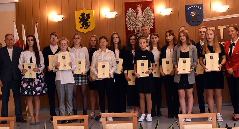 Najlepsi uczniowie wyróżnieni stypendiami burmistrza Kartuz