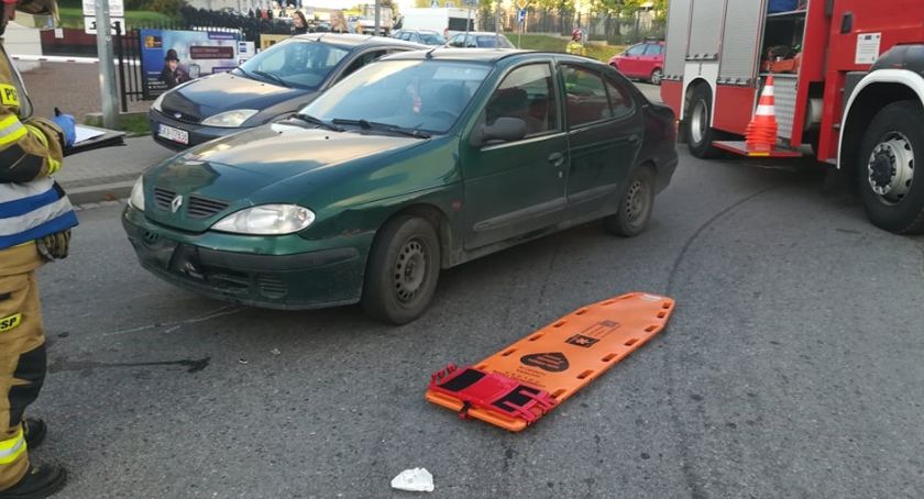 Kartuzy. Wypadek na rondzie - poszkodowany motocyklista