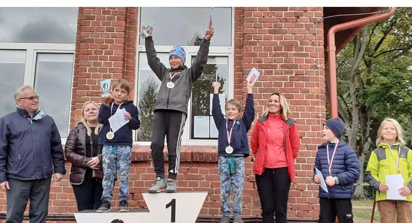Młodzi żeglarze ścigali się na jeziorze Ostrzyckim