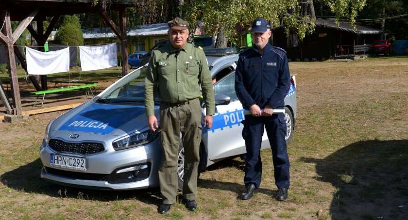 Policjant w harcerskim mundurze 