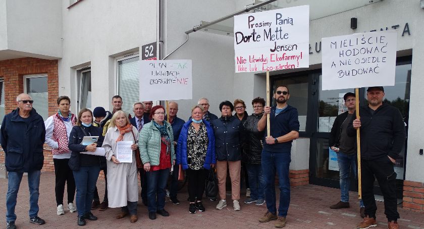 Mieszkańcy Małkowa pikietowali przed żukowskim Urzędem Gminy
