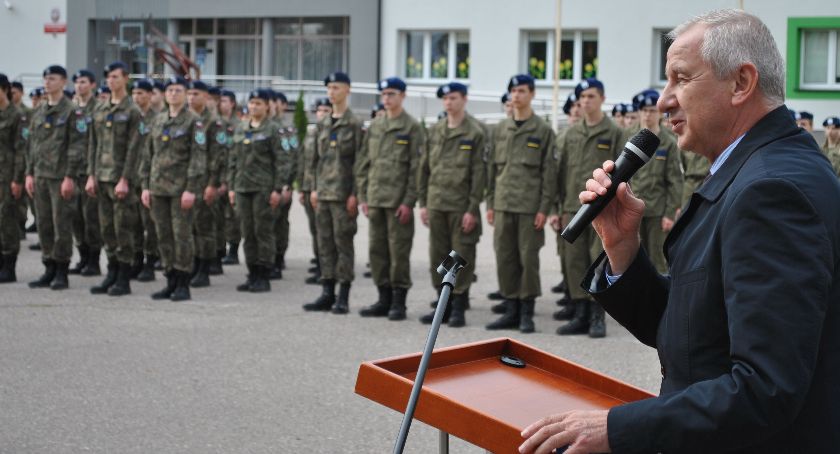 Żukowo. Mundurowi drugoklasiści ZSZiO składali ślubowanie 