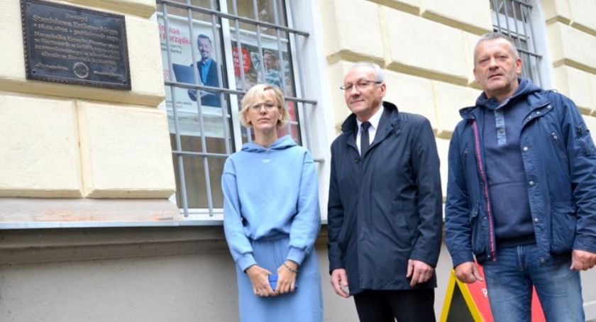 Na budynku poczty zawisła tablica upamiętniająca Stanisława Estkowskiego